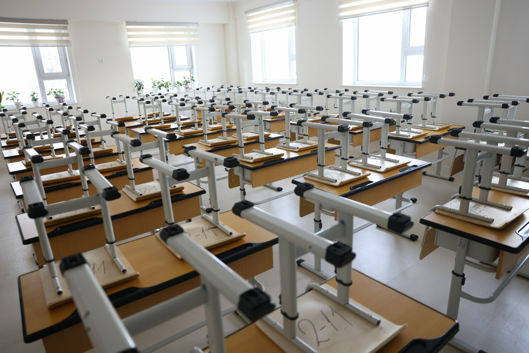 Хан-Уул дүүргийн 15 дугаар сургуульд 640 хүүхдийн ширээ, сандал хүлээлгэн өглөө